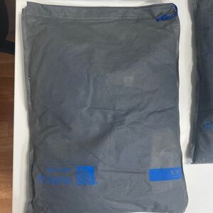 NWOT United Airlines Polaris Business Class 2-piece pajamas with bag Size S/M